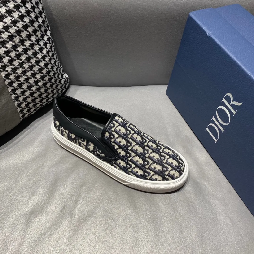 Factory price 340, Dior series casual shoes 👟🔥🕷🕷【Dior】Dior New casual men's shoes are launched in Hong Kong counters. Official website 1:1 production. Original Italian materials. Designed by European and American masters. Perfect shape to create counter quality, solid color rubber wear-resistant outsole and classic dazzling head! Super versatile and very comfortable. High-end without losing taste, fashionable and novel! ! Absolute focus! Code number: 38-45